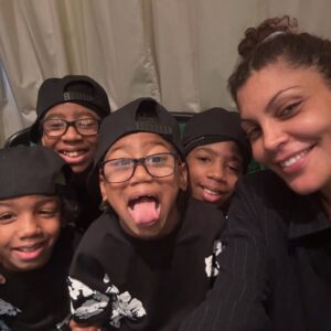 Nawell Madani Instagram - Il est des rencontres nées d’un malentendu qui, avec le temps, nous font grandir.
Entre la peur et les mauvaises interprétations, il manquait des mots.
Nous avons choisi la clarté, la douceur et l’apaisement d’une rencontre avec Djulian et les siens, pour que la sincérité et les excuses s’expriment enfin avec justesse, loin de toute confusion. 
J’ai découvert une famille digne, des enfants intelligents, sensibles et pleins de cœur. 
Parfois la vie nous secoue pour nous rappeler ce qui compte vraiment.