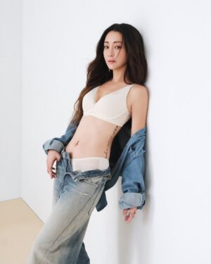 Nikki Hsieh Instagram - 每個女人在不同階段，都會有各自的焦慮。
而現在的我，只想回到最真實的模樣，
溫柔地對待自己。

不再迎合誰的期待，
而是專心取悅那個獨一無二的自己。

不需過多修飾，
自在的樣子，就是最動人的樣子。

@Triumph_Taiwan #黛安芬
#SmoothSensation #SculptHeavenly 
#Like自己 #JustLikeYou