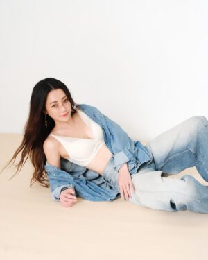 Nikki Hsieh Instagram - 每個女人在不同階段，都會有各自的焦慮。
而現在的我，只想回到最真實的模樣，
溫柔地對待自己。

不再迎合誰的期待，
而是專心取悅那個獨一無二的自己。

不需過多修飾，
自在的樣子，就是最動人的樣子。

@Triumph_Taiwan #黛安芬
#SmoothSensation #SculptHeavenly 
#Like自己 #JustLikeYou