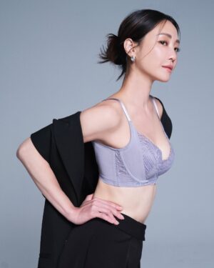 Nikki Hsieh Instagram - 每個女人在不同階段，都會有各自的焦慮。
而現在的我，只想回到最真實的模樣，
溫柔地對待自己。

不再迎合誰的期待，
而是專心取悅那個獨一無二的自己。

不需過多修飾，
自在的樣子，就是最動人的樣子。

@Triumph_Taiwan #黛安芬
#SmoothSensation #SculptHeavenly 
#Like自己 #JustLikeYou