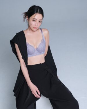 Nikki Hsieh Instagram - 每個女人在不同階段，都會有各自的焦慮。
而現在的我，只想回到最真實的模樣，
溫柔地對待自己。

不再迎合誰的期待，
而是專心取悅那個獨一無二的自己。

不需過多修飾，
自在的樣子，就是最動人的樣子。

@Triumph_Taiwan #黛安芬
#SmoothSensation #SculptHeavenly 
#Like自己 #JustLikeYou