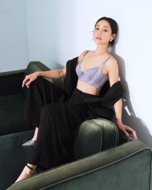 Nikki Hsieh Instagram - 每個女人在不同階段，都會有各自的焦慮。
而現在的我，只想回到最真實的模樣，
溫柔地對待自己。

不再迎合誰的期待，
而是專心取悅那個獨一無二的自己。

不需過多修飾，
自在的樣子，就是最動人的樣子。

@Triumph_Taiwan #黛安芬
#SmoothSensation #SculptHeavenly 
#Like自己 #JustLikeYou