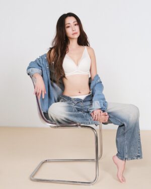 Nikki Hsieh Instagram - 每個女人在不同階段，都會有各自的焦慮。
而現在的我，只想回到最真實的模樣，
溫柔地對待自己。

不再迎合誰的期待，
而是專心取悅那個獨一無二的自己。

不需過多修飾，
自在的樣子，就是最動人的樣子。

@Triumph_Taiwan #黛安芬
#SmoothSensation #SculptHeavenly 
#Like自己 #JustLikeYou