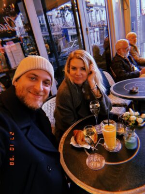 Nikol Štíbrová Instagram - Tak dlouho jsme přemejšleli, kam s dětma na podzimní prázdniny, až jsme děti svěřili prarodičům a odletěli sami na tři dny do Paříže. 😅

Pujdeme do pekla, ale bude to stát za to 😂.