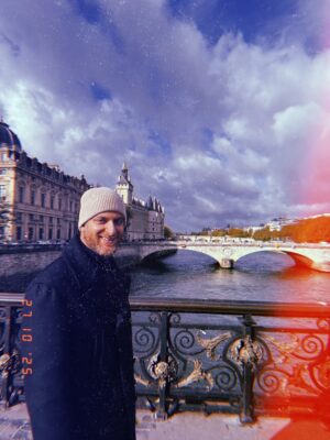 Nikol Štíbrová Instagram - Tak dlouho jsme přemejšleli, kam s dětma na podzimní prázdniny, až jsme děti svěřili prarodičům a odletěli sami na tři dny do Paříže. 😅

Pujdeme do pekla, ale bude to stát za to 😂.