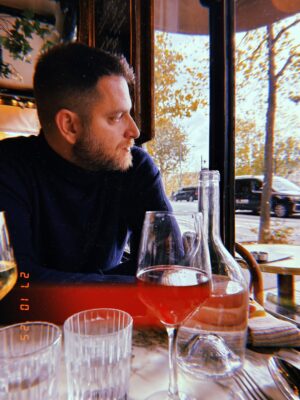 Nikol Štíbrová Instagram - Tak dlouho jsme přemejšleli, kam s dětma na podzimní prázdniny, až jsme děti svěřili prarodičům a odletěli sami na tři dny do Paříže. 😅

Pujdeme do pekla, ale bude to stát za to 😂.