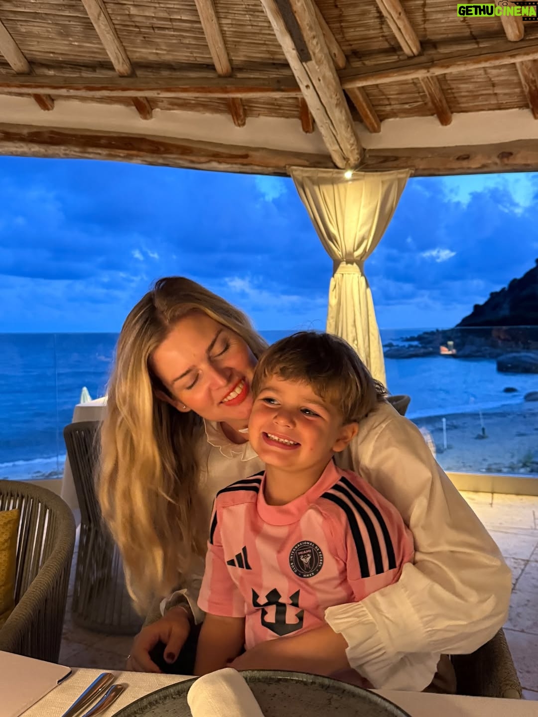 Nikol Štíbrová - 35.8K Likes - Dnešní uspávání Tobíka:

“Moc tě miluju.”
“Já tebe taky miluju. 
“Seš muj úžasnej chlapeček. A jednou budeš skvělej fotbalista.”
“A ty budeš jednou skvělá maminka.”

Ok. Tak snad to bude brzo. 😅