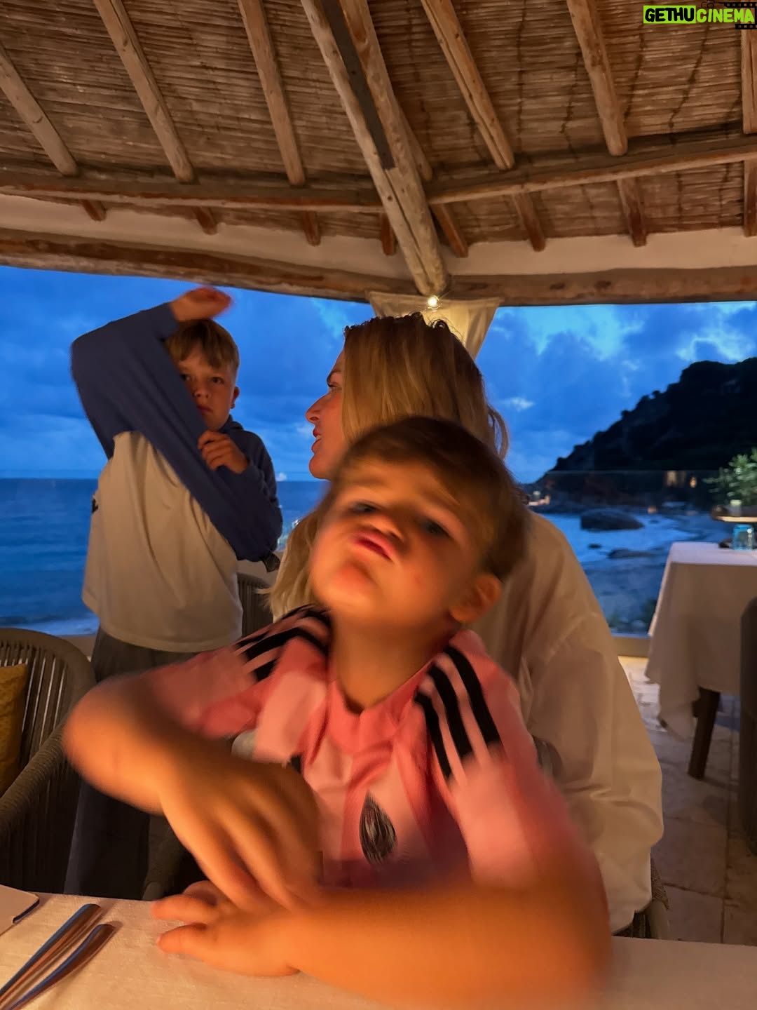 Nikol Štíbrová - 35.8K Likes - Dnešní uspávání Tobíka:

“Moc tě miluju.”
“Já tebe taky miluju. 
“Seš muj úžasnej chlapeček. A jednou budeš skvělej fotbalista.”
“A ty budeš jednou skvělá maminka.”

Ok. Tak snad to bude brzo. 😅