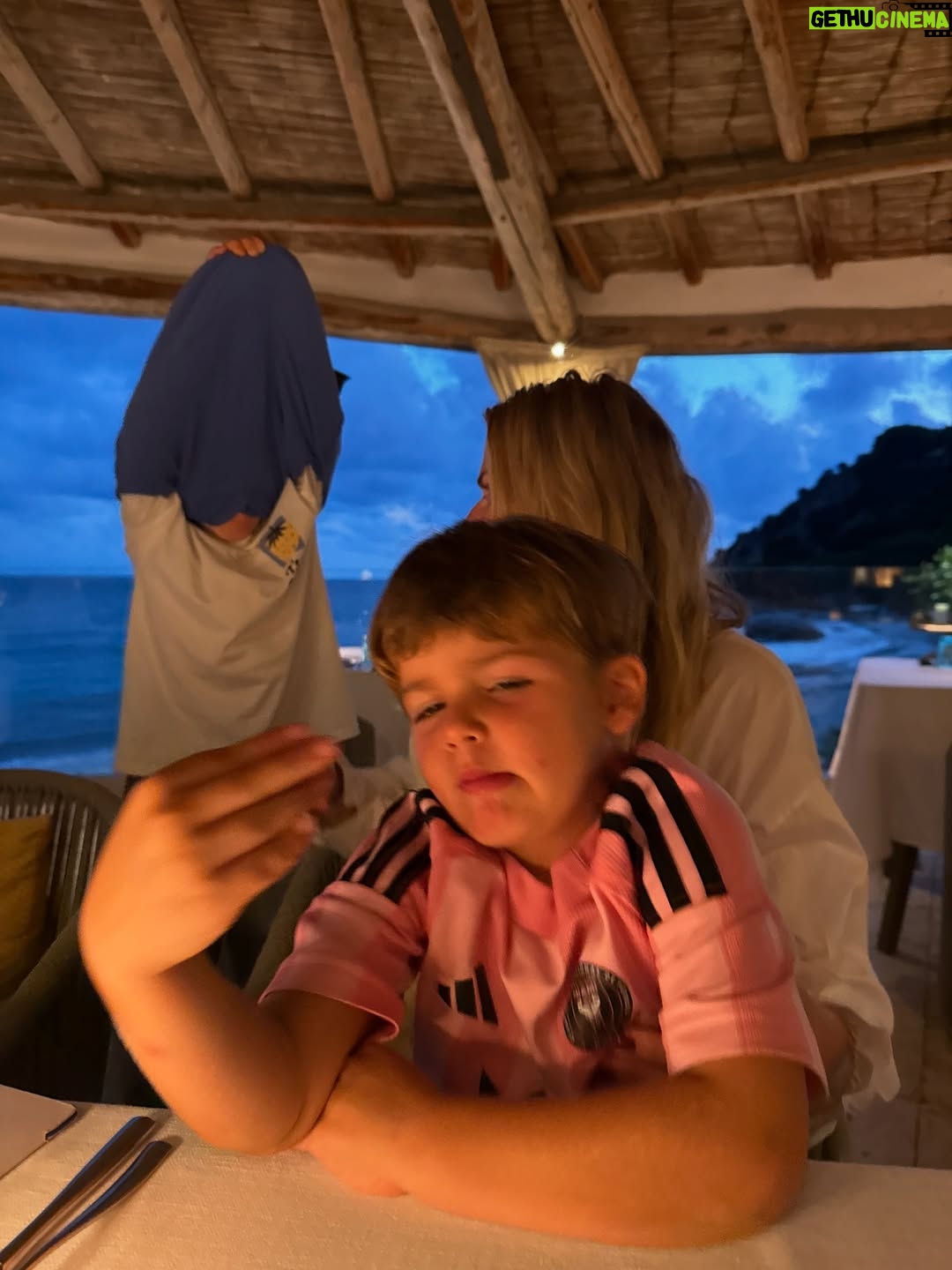 Nikol Štíbrová - 35.8K Likes - Dnešní uspávání Tobíka:

“Moc tě miluju.”
“Já tebe taky miluju. 
“Seš muj úžasnej chlapeček. A jednou budeš skvělej fotbalista.”
“A ty budeš jednou skvělá maminka.”

Ok. Tak snad to bude brzo. 😅