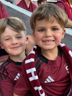Nikol Štíbrová Instagram - …a pak najednou, v podstatě přes noc, se vytratili všichni ti pokémoni a minecrafti a byl tu fotbal :))

Fotbal je teď u nás všecko, všude a pořád a já začínám chápat to vaše “Tak ještě tu holčičku!” 😂 Ale tušim, že u nás by hrála fotbal i ta holčička. Zkoušet to nebudeme samozřejmě:).