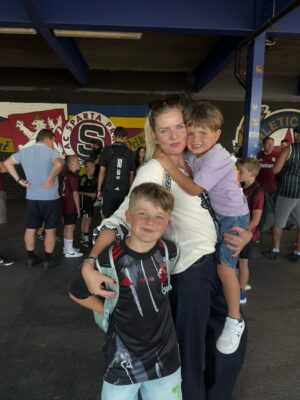Nikol Štíbrová Instagram - …a pak najednou, v podstatě přes noc, se vytratili všichni ti pokémoni a minecrafti a byl tu fotbal :))

Fotbal je teď u nás všecko, všude a pořád a já začínám chápat to vaše “Tak ještě tu holčičku!” 😂 Ale tušim, že u nás by hrála fotbal i ta holčička. Zkoušet to nebudeme samozřejmě:).