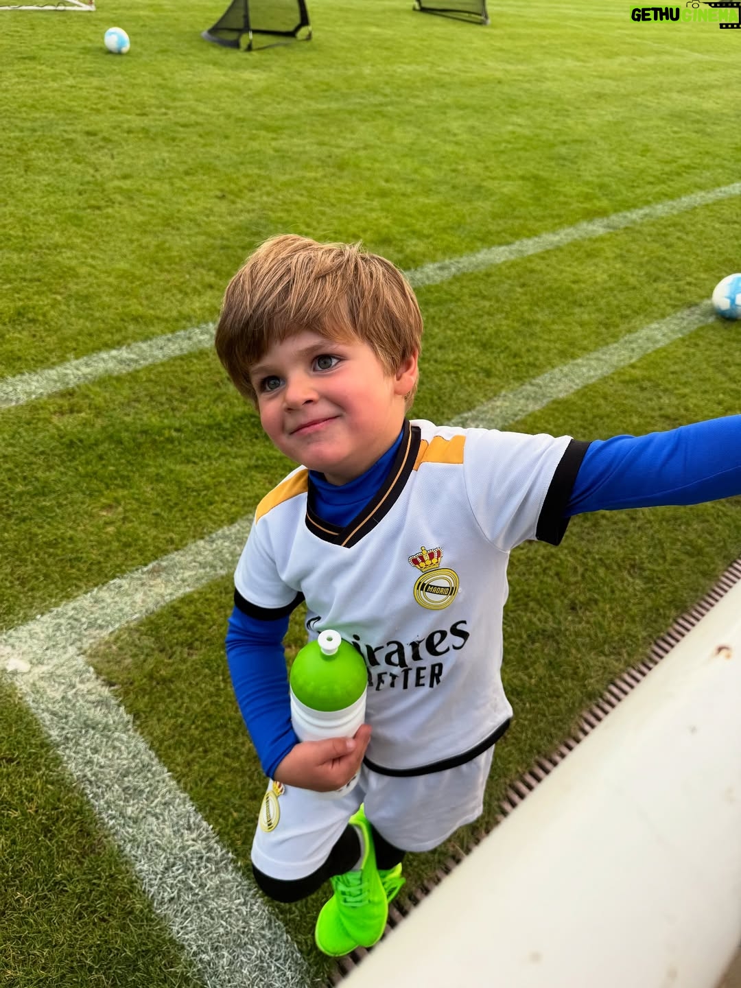 Nikol Štíbrová - 40.3K Likes - …a pak najednou, v podstatě přes noc, se vytratili všichni ti pokémoni a minecrafti a byl tu fotbal :))

Fotbal je teď u nás všecko, všude a pořád a já začínám chápat to vaše “Tak ještě tu holčičku!” 😂 Ale tušim, že u nás by hrála fotbal i ta holčička. Zkoušet to nebudeme samozřejmě:).