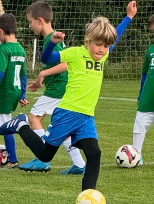 Nikol Štíbrová Instagram - …a pak najednou, v podstatě přes noc, se vytratili všichni ti pokémoni a minecrafti a byl tu fotbal :))

Fotbal je teď u nás všecko, všude a pořád a já začínám chápat to vaše “Tak ještě tu holčičku!” 😂 Ale tušim, že u nás by hrála fotbal i ta holčička. Zkoušet to nebudeme samozřejmě:).