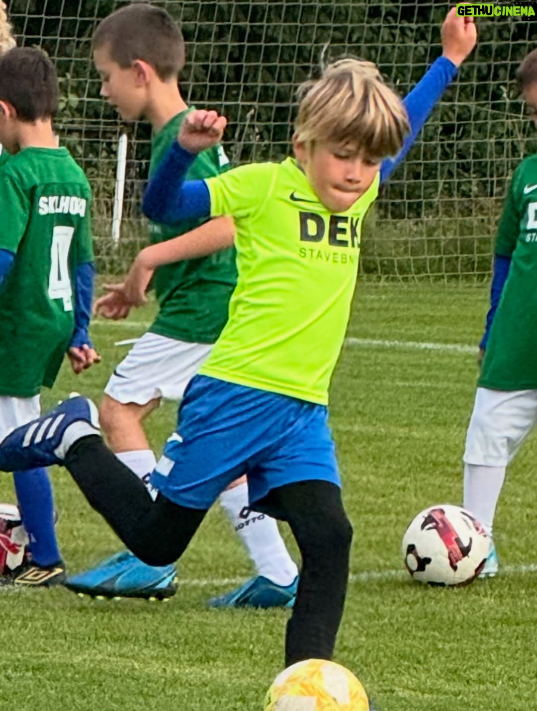Nikol Štíbrová - 40.3K Likes - …a pak najednou, v podstatě přes noc, se vytratili všichni ti pokémoni a minecrafti a byl tu fotbal :))

Fotbal je teď u nás všecko, všude a pořád a já začínám chápat to vaše “Tak ještě tu holčičku!” 😂 Ale tušim, že u nás by hrála fotbal i ta holčička. Zkoušet to nebudeme samozřejmě:).