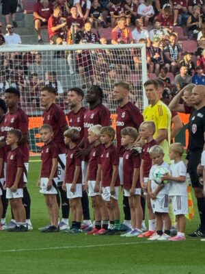 Nikol Štíbrová Instagram - …a pak najednou, v podstatě přes noc, se vytratili všichni ti pokémoni a minecrafti a byl tu fotbal :))

Fotbal je teď u nás všecko, všude a pořád a já začínám chápat to vaše “Tak ještě tu holčičku!” 😂 Ale tušim, že u nás by hrála fotbal i ta holčička. Zkoušet to nebudeme samozřejmě:).