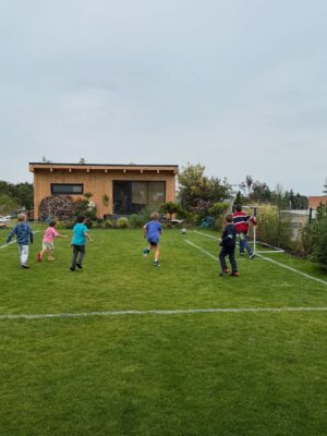 Nikol Štíbrová Instagram - …a pak najednou, v podstatě přes noc, se vytratili všichni ti pokémoni a minecrafti a byl tu fotbal :))

Fotbal je teď u nás všecko, všude a pořád a já začínám chápat to vaše “Tak ještě tu holčičku!” 😂 Ale tušim, že u nás by hrála fotbal i ta holčička. Zkoušet to nebudeme samozřejmě:).
