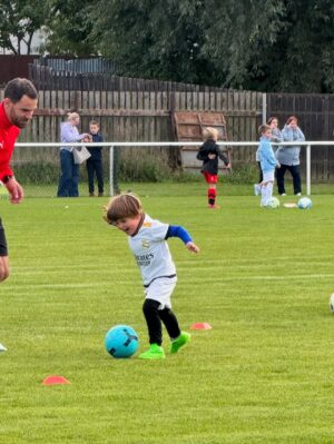Nikol Štíbrová Instagram - …a pak najednou, v podstatě přes noc, se vytratili všichni ti pokémoni a minecrafti a byl tu fotbal :))

Fotbal je teď u nás všecko, všude a pořád a já začínám chápat to vaše “Tak ještě tu holčičku!” 😂 Ale tušim, že u nás by hrála fotbal i ta holčička. Zkoušet to nebudeme samozřejmě:).