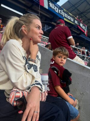 Nikol Štíbrová Instagram - …a pak najednou, v podstatě přes noc, se vytratili všichni ti pokémoni a minecrafti a byl tu fotbal :))

Fotbal je teď u nás všecko, všude a pořád a já začínám chápat to vaše “Tak ještě tu holčičku!” 😂 Ale tušim, že u nás by hrála fotbal i ta holčička. Zkoušet to nebudeme samozřejmě:).