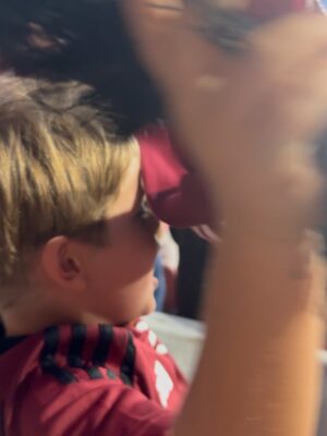 Nikol Štíbrová Instagram - …a pak najednou, v podstatě přes noc, se vytratili všichni ti pokémoni a minecrafti a byl tu fotbal :))

Fotbal je teď u nás všecko, všude a pořád a já začínám chápat to vaše “Tak ještě tu holčičku!” 😂 Ale tušim, že u nás by hrála fotbal i ta holčička. Zkoušet to nebudeme samozřejmě:).