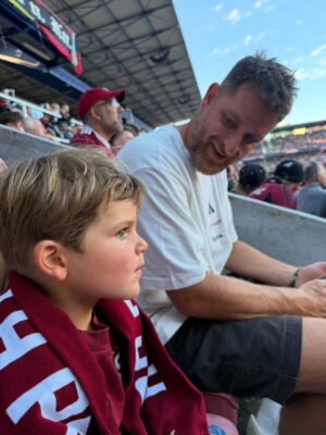 Nikol Štíbrová Instagram - …a pak najednou, v podstatě přes noc, se vytratili všichni ti pokémoni a minecrafti a byl tu fotbal :))

Fotbal je teď u nás všecko, všude a pořád a já začínám chápat to vaše “Tak ještě tu holčičku!” 😂 Ale tušim, že u nás by hrála fotbal i ta holčička. Zkoušet to nebudeme samozřejmě:).