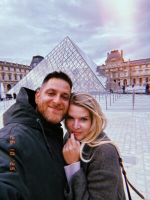 Nikol Štíbrová Instagram - Tak dlouho jsme přemejšleli, kam s dětma na podzimní prázdniny, až jsme děti svěřili prarodičům a odletěli sami na tři dny do Paříže. 😅

Pujdeme do pekla, ale bude to stát za to 😂.