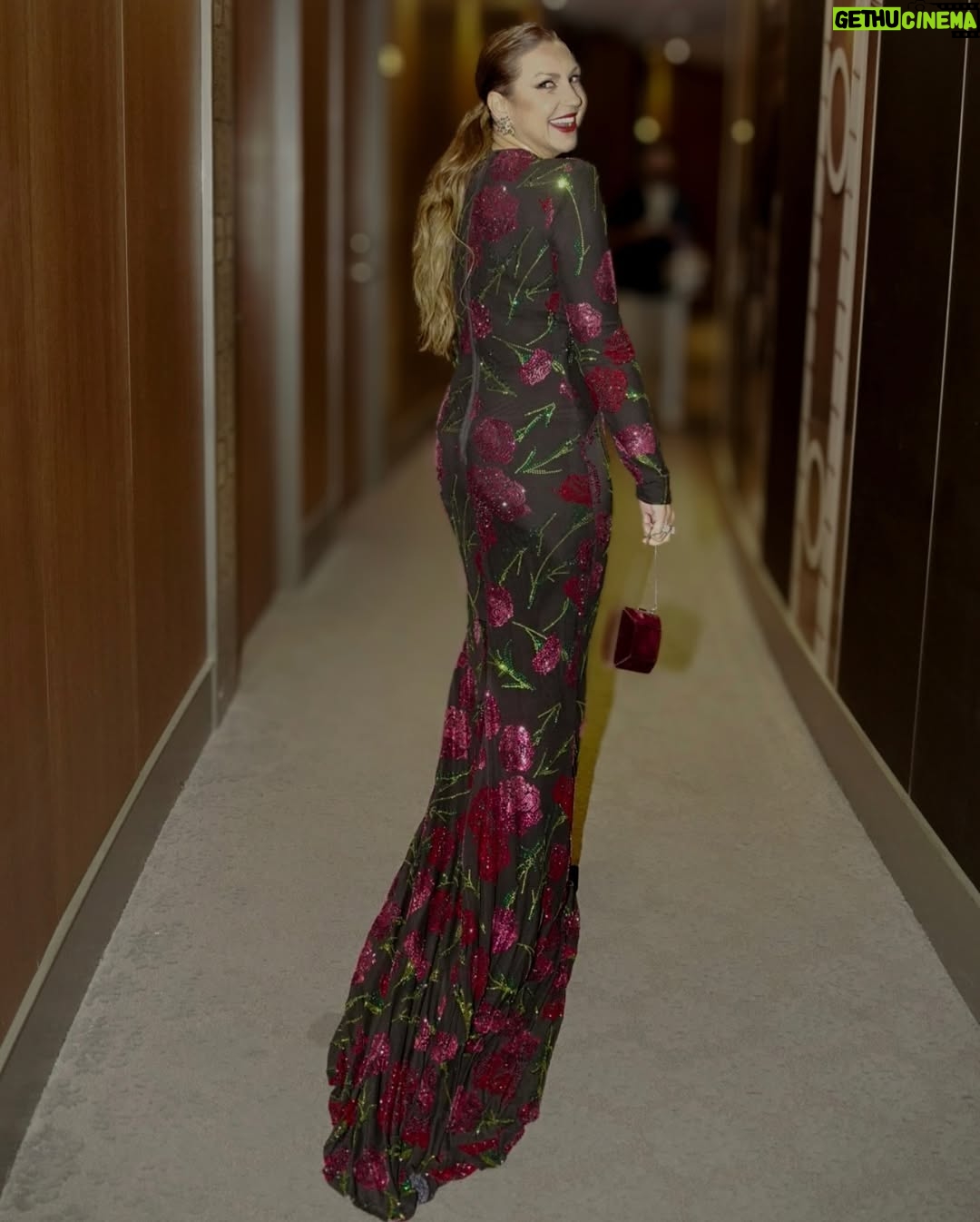 Niña Pastori - 15.7K Likes - Un placer poder estar nuevamente en Sevilla con mi gente de los @latingrammys y celebrar la música de nuestra tierra con todos mis compañeros.

👗 @andrew.pocrid & @josehidalgomoda 
💍 @joyeriamolinacuevas 
👜 @ylianayepez 
🪡 @paco_rus 
💄 @mateo.makeup