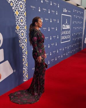 Niña Pastori Instagram - Un placer poder estar nuevamente en Sevilla con mi gente de los @latingrammys y celebrar la música de nuestra tierra con todos mis compañeros.
👗 @andrew.pocrid & @josehidalgomoda
💍 @joyeriamolinacuevas
👜 @ylianayepez
🪡 @paco_rus
💄 @mateo.makeup