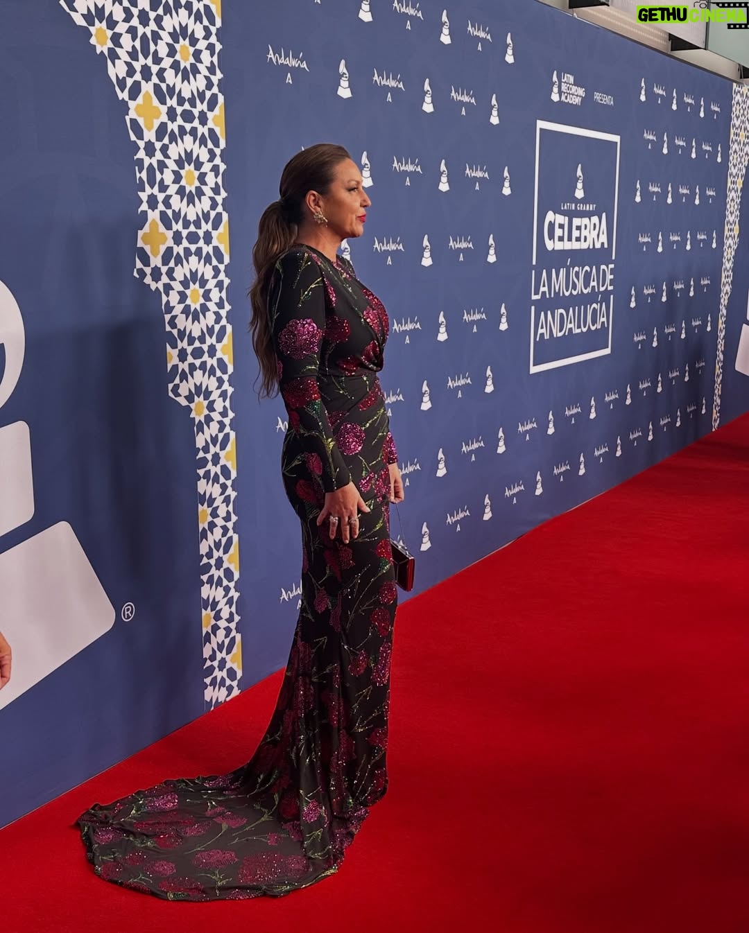 Niña Pastori - 15.7K Likes - Un placer poder estar nuevamente en Sevilla con mi gente de los @latingrammys y celebrar la música de nuestra tierra con todos mis compañeros.

👗 @andrew.pocrid & @josehidalgomoda 
💍 @joyeriamolinacuevas 
👜 @ylianayepez 
🪡 @paco_rus 
💄 @mateo.makeup