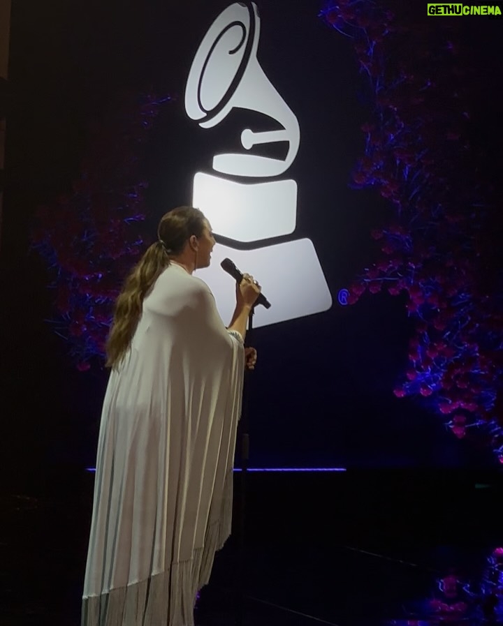 Niña Pastori - 15.7K Likes - Un placer poder estar nuevamente en Sevilla con mi gente de los @latingrammys y celebrar la música de nuestra tierra con todos mis compañeros.

👗 @andrew.pocrid & @josehidalgomoda 
💍 @joyeriamolinacuevas 
👜 @ylianayepez 
🪡 @paco_rus 
💄 @mateo.makeup