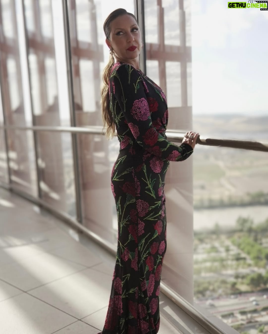 Niña Pastori - 15.7K Likes - Un placer poder estar nuevamente en Sevilla con mi gente de los @latingrammys y celebrar la música de nuestra tierra con todos mis compañeros.

👗 @andrew.pocrid & @josehidalgomoda 
💍 @joyeriamolinacuevas 
👜 @ylianayepez 
🪡 @paco_rus 
💄 @mateo.makeup
