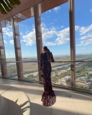 Niña Pastori Instagram - Un placer poder estar nuevamente en Sevilla con mi gente de los @latingrammys y celebrar la música de nuestra tierra con todos mis compañeros.
👗 @andrew.pocrid & @josehidalgomoda
💍 @joyeriamolinacuevas
👜 @ylianayepez
🪡 @paco_rus
💄 @mateo.makeup
