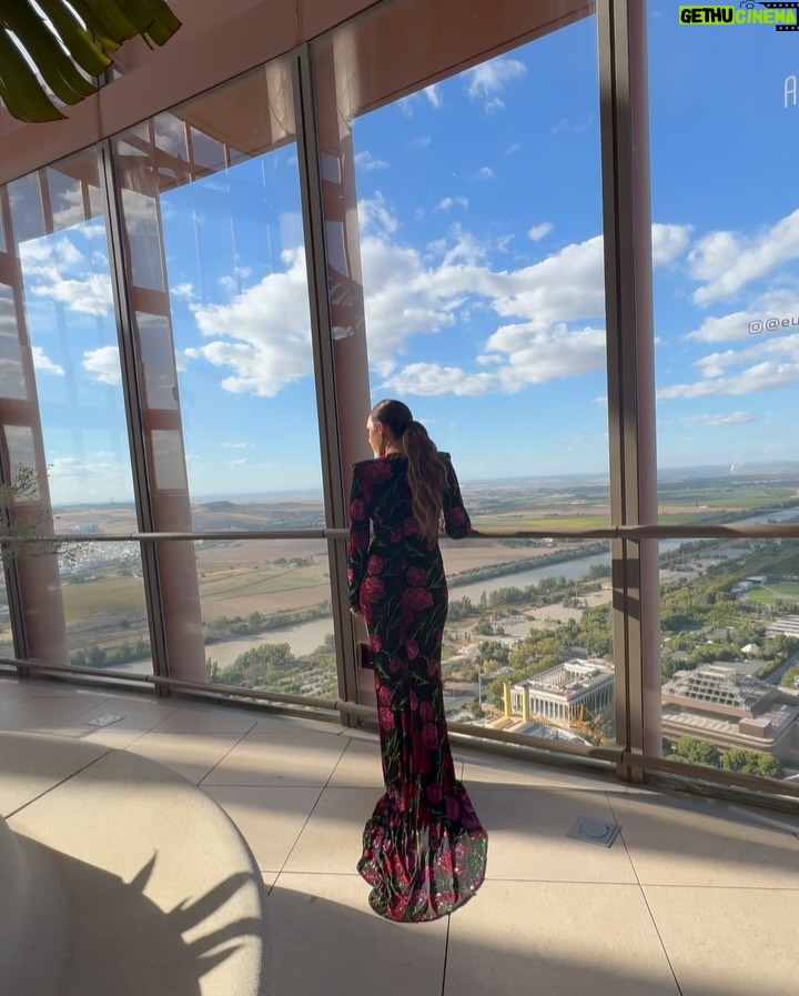 Niña Pastori - 15.7K Likes - Un placer poder estar nuevamente en Sevilla con mi gente de los @latingrammys y celebrar la música de nuestra tierra con todos mis compañeros.

👗 @andrew.pocrid & @josehidalgomoda 
💍 @joyeriamolinacuevas 
👜 @ylianayepez 
🪡 @paco_rus 
💄 @mateo.makeup