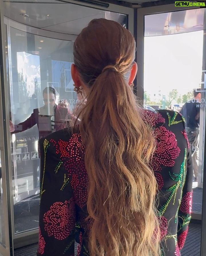 Niña Pastori - 15.7K Likes - Un placer poder estar nuevamente en Sevilla con mi gente de los @latingrammys y celebrar la música de nuestra tierra con todos mis compañeros.

👗 @andrew.pocrid & @josehidalgomoda 
💍 @joyeriamolinacuevas 
👜 @ylianayepez 
🪡 @paco_rus 
💄 @mateo.makeup