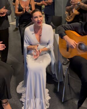 Niña Pastori Instagram - Un placer poder estar nuevamente en Sevilla con mi gente de los @latingrammys y celebrar la música de nuestra tierra con todos mis compañeros.
👗 @andrew.pocrid & @josehidalgomoda
💍 @joyeriamolinacuevas
👜 @ylianayepez
🪡 @paco_rus
💄 @mateo.makeup