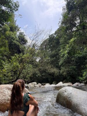 Niña Pastori Instagram - Un viaje precioso… ole las arepas de huevo! @carlosvives 🥰🍀💜
#SantaMarta500Años