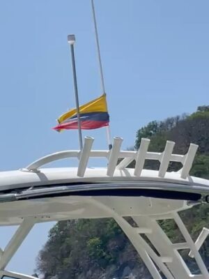 Niña Pastori Instagram - Un viaje precioso… ole las arepas de huevo! @carlosvives 🥰🍀💜
#SantaMarta500Años