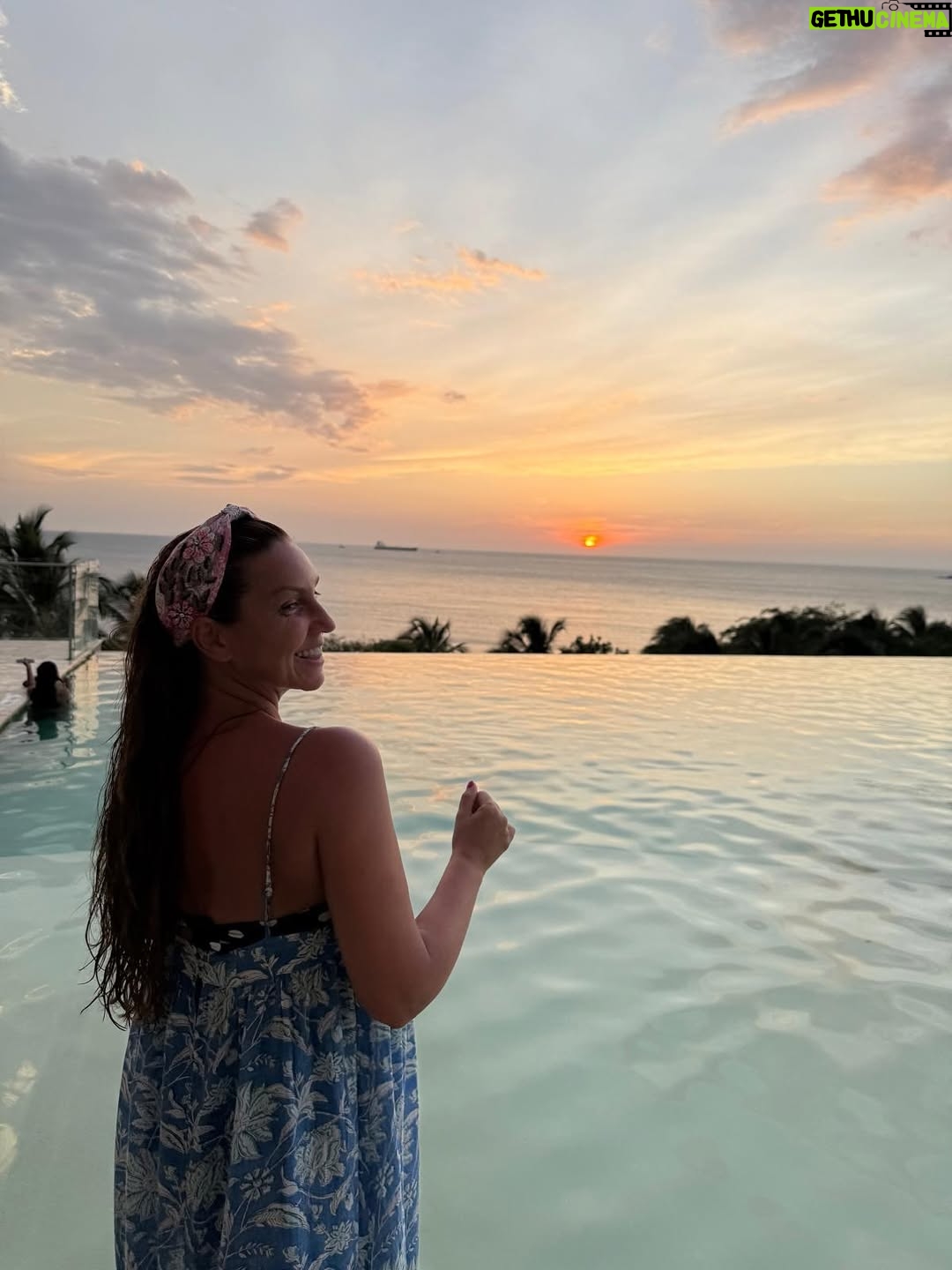 Niña Pastori - 19.6K Likes - Un viaje precioso… ole las arepas de huevo! @carlosvives 🥰🍀💜

#SantaMarta500Años