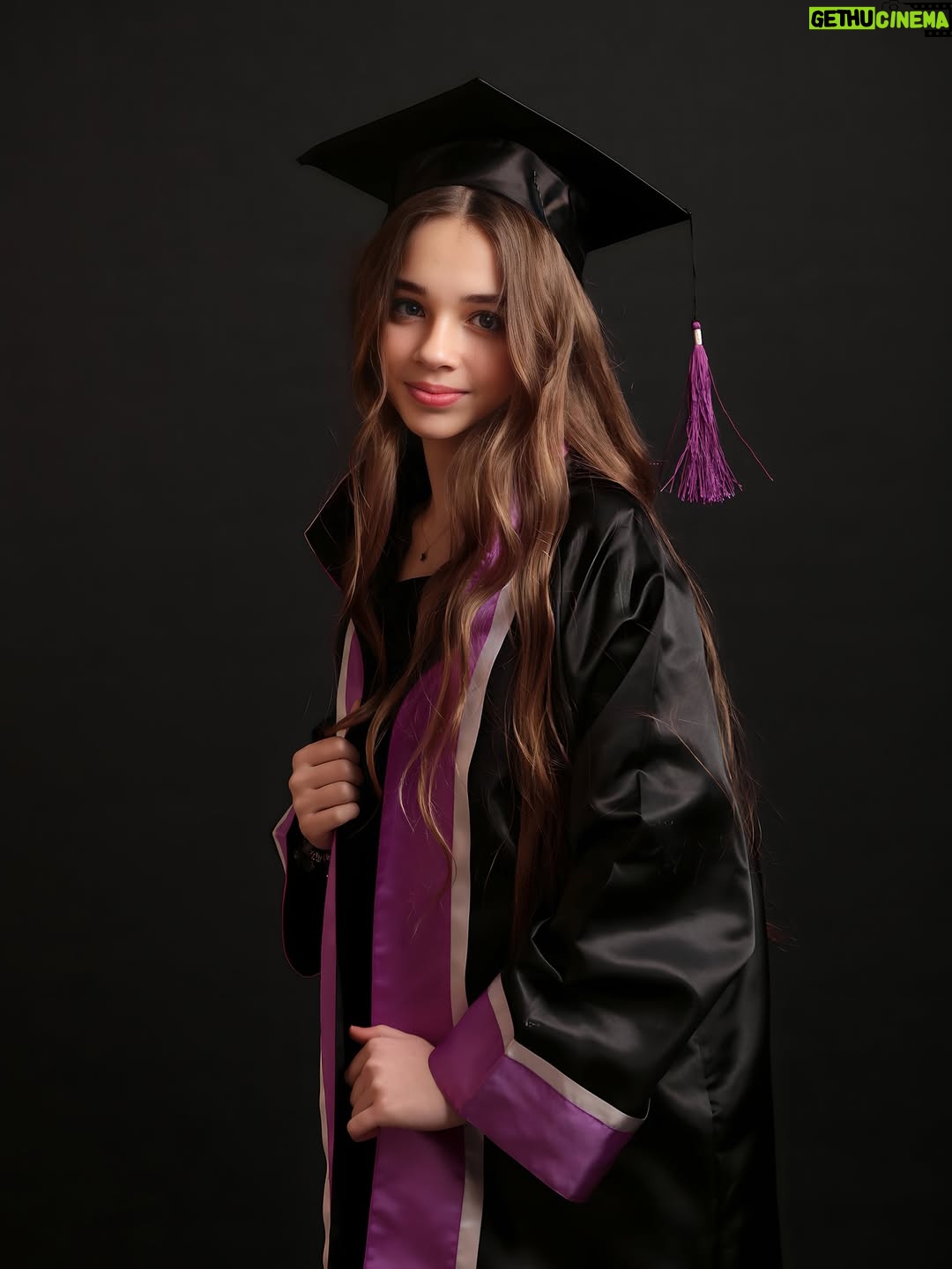Nisa Sofiya Aksongur - 9.7K Likes - Ortaokul bitti lisede görüşürüz 🥹🎓

#mezuniyet #nisasofiya #ortaokul