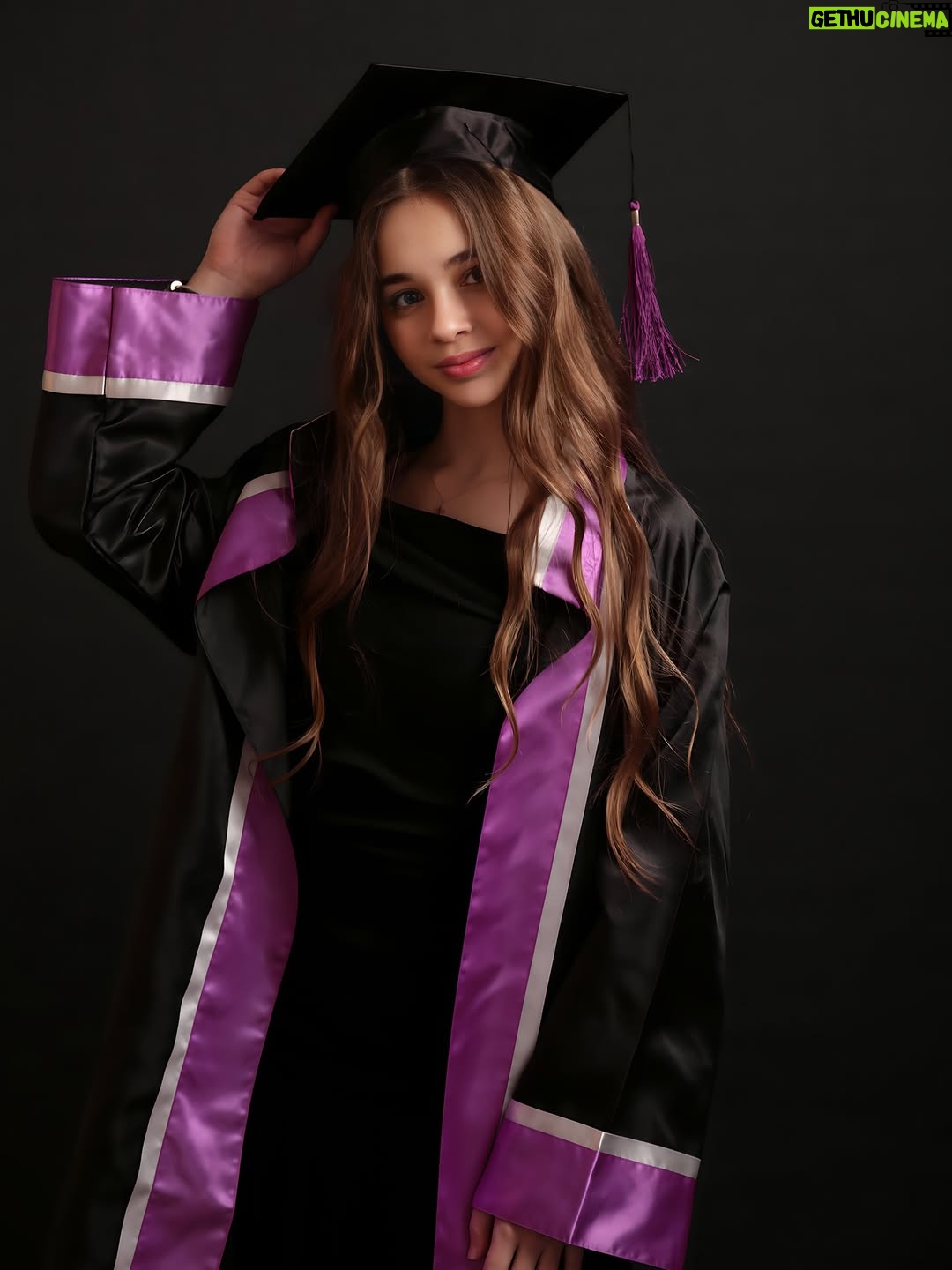 Nisa Sofiya Aksongur - 9.7K Likes - Ortaokul bitti lisede görüşürüz 🥹🎓

#mezuniyet #nisasofiya #ortaokul
