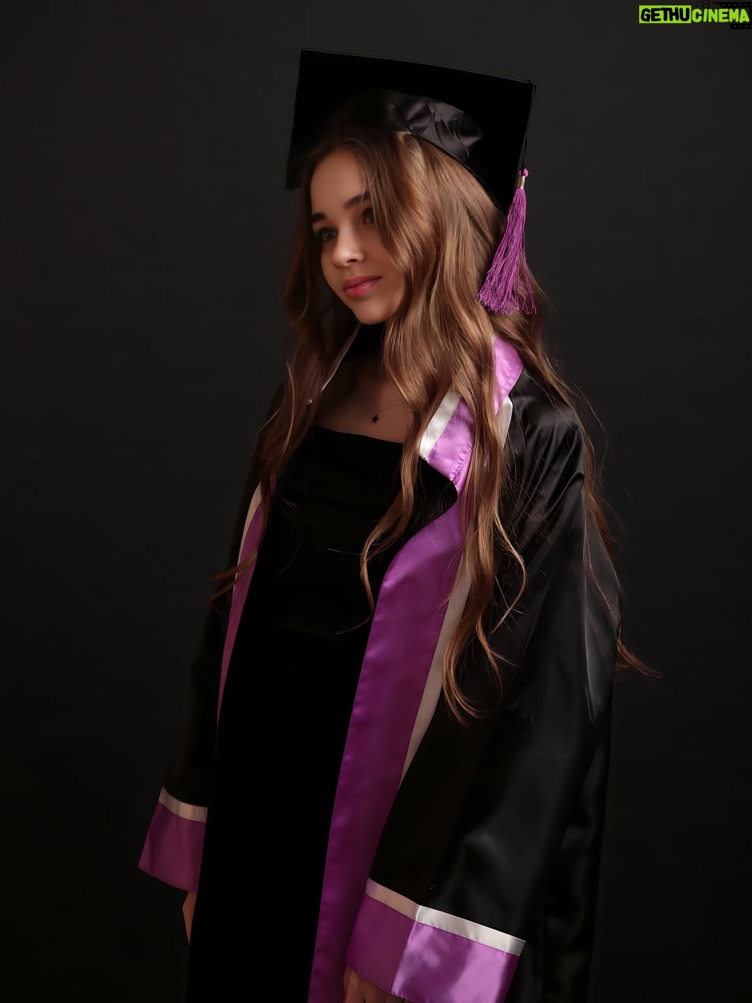 Nisa Sofiya Aksongur - 9.7K Likes - Ortaokul bitti lisede görüşürüz 🥹🎓

#mezuniyet #nisasofiya #ortaokul