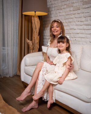 Özge Özder Instagram - @alemdergisi ve @ceylanyeniacun a bu harika anneler günü çekimi için teşekkür ederiz. Müthiş bir anı oldu bizim için. Minik tırtılım ve ben tüm annelerin ve anne olmasa da içinde ki anne sevgisi ile tüm yaşamı , yaşayan her canlıyı kucaklayan tüm kadınların anneler gününü kutluyoruz. Sen benim hayatımda ki en kıymetli varlıksın benim minik kızım. @evalunaguleryuz Hayatta ki en büyük dileğim sağlıkla uzun yıllar başında olabilmek. Seni seviyorum 🤍🫧