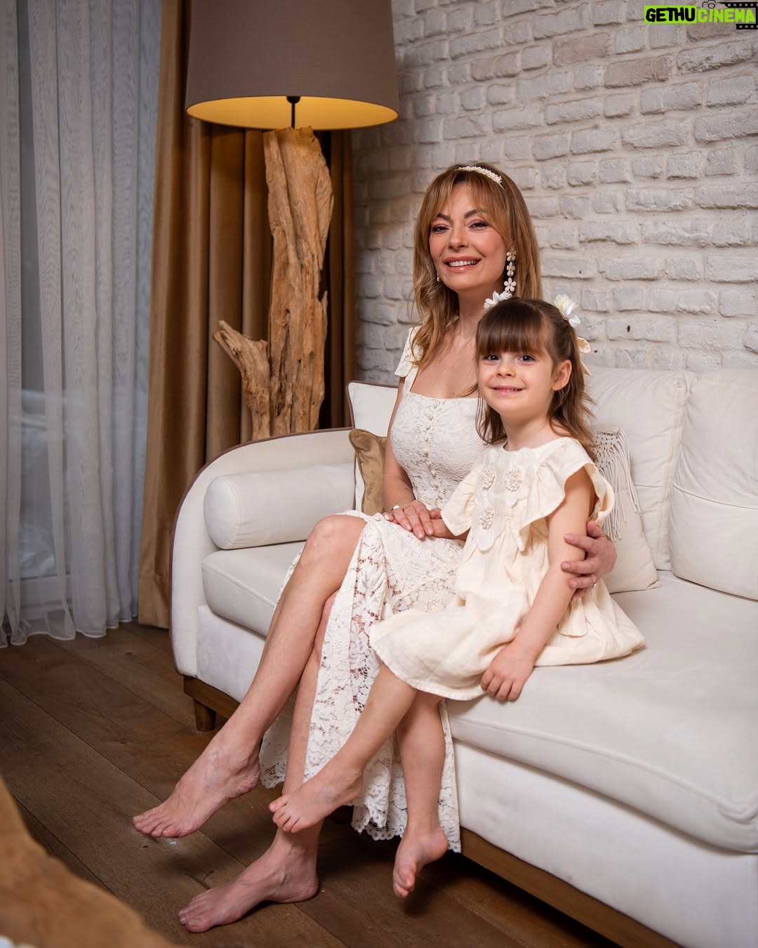 Özge Özder - 55.4K Likes - @alemdergisi ve @ceylanyeniacun a bu harika anneler günü çekimi için teşekkür ederiz. Müthiş bir anı oldu bizim için. Minik tırtılım ve ben tüm annelerin ve anne olmasa da içinde ki anne sevgisi ile tüm yaşamı , yaşayan her canlıyı kucaklayan tüm kadınların anneler gününü kutluyoruz. Sen benim hayatımda ki en kıymetli varlıksın benim minik kızım. @evalunaguleryuz Hayatta ki en büyük dileğim sağlıkla uzun yıllar başında olabilmek. Seni seviyorum 🤍🫧