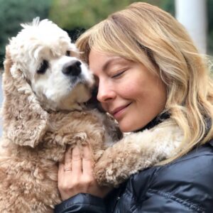 Özge Özder Instagram - Bildiğim uzun cümlelerin hiç birine sığdıramam seni..Acın sanki içimden hiç çıkmayacak bir cam kırığı gibi, ve sonsuzlukta sallanan bir sarkaç gibi kalbimden mideme, midemden kalbime savrulup duruyor.Aklım ikna olmuyor  yokluğuna..Dile kolay 16 sene…
Gidişinle benliğimde bir çağ kapandı benim için. Oysa daha dün gibi koynumda eve gelişin.
Sen benim para vererek aldığım tek köpektin.. Seni bir vitrinde hasta halinle sergiliyorlardı umarsızca,satabilmek için. Tedavi ettirmeye yanaşmayıp bana da izin vermeyen o satıcının elinden biri satın alıp kurtarır mı seni diye her gün kontrol ettim seni ben. Sen benim hayatımda gördüğüm en güzel bebek köpektin..Seni alamazdım çünkü o zamanlar sokaktan bana gelen Dori vardı baktığım ve kanser hastası haliyle 9 yavru hediye etmişti bize. Bir de goldenımız Barok derken 11 köpekle mümkünsüzdü benim olman. Ama görüyordum her gün daha da kötüye gidiyordun o vitrinde göz göre göre.. Bana “biz tedavi ettirmiyoruz aldığımız üreticiye geri veriyoruz, onlar tedavi edip belki damızlık olarak kullanırlar ama bunun çilleri var, secereli ırk üretemezler bundan, çünkü lekesiz olması lazım, yani bu çilleri defo gibi düşün abla, muhtemelen üretim fazlası olur bu!” dedikleri gün karar verdim seni alıp o kusur saydıkları çilleri her Allah’ın günü öpmeye..Ve bu sisteme elimden geldiğince dur demeye..Dolar üzerinden sattılar seni bana, o kafesten çıkıp mutluluktan deli olduğun anı ömrüm oldukça hatırlayacağım. 11 köpeğe ek olarak o soğukta koynumda satın aldığım bir yavruyla eve dönüşümü de! Veterinere koştum hemen, bana “ hep hasta köpeklere baktın ama artık senin de bir yüzün gülsün, sağlıklı bir bebek bul kendine ne olur, yaşamaz bu çocuk“ dedi veteriner. Evimizde kansere yenilmek üzere ve yeni anne bir köpek vardı. Sen de hastaydın ve ben her gün morale ihtiyacım olduğundan Beatles plakları dinliyordum durmaksızın. Bir süre öleceğinden korkup isim bile koyamadım ben sana, oysa kısa zamanda aynı şarkılarda benimle hoplar zıplar oldun ve ben adını tam da bu yüzden Beatles koydum. Kolumda dövme olarak taşıdığım “All you need is love” cümlesinin karşılığısın benim için. Kurduğum dernekte, hayvanlarla ilgili yaptığım her işte ilham kaynağımdın. ⬇️
