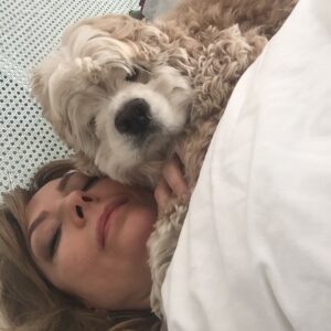 Özge Özder Instagram - Bildiğim uzun cümlelerin hiç birine sığdıramam seni..Acın sanki içimden hiç çıkmayacak bir cam kırığı gibi, ve sonsuzlukta sallanan bir sarkaç gibi kalbimden mideme, midemden kalbime savrulup duruyor.Aklım ikna olmuyor  yokluğuna..Dile kolay 16 sene…
Gidişinle benliğimde bir çağ kapandı benim için. Oysa daha dün gibi koynumda eve gelişin.
Sen benim para vererek aldığım tek köpektin.. Seni bir vitrinde hasta halinle sergiliyorlardı umarsızca,satabilmek için. Tedavi ettirmeye yanaşmayıp bana da izin vermeyen o satıcının elinden biri satın alıp kurtarır mı seni diye her gün kontrol ettim seni ben. Sen benim hayatımda gördüğüm en güzel bebek köpektin..Seni alamazdım çünkü o zamanlar sokaktan bana gelen Dori vardı baktığım ve kanser hastası haliyle 9 yavru hediye etmişti bize. Bir de goldenımız Barok derken 11 köpekle mümkünsüzdü benim olman. Ama görüyordum her gün daha da kötüye gidiyordun o vitrinde göz göre göre.. Bana “biz tedavi ettirmiyoruz aldığımız üreticiye geri veriyoruz, onlar tedavi edip belki damızlık olarak kullanırlar ama bunun çilleri var, secereli ırk üretemezler bundan, çünkü lekesiz olması lazım, yani bu çilleri defo gibi düşün abla, muhtemelen üretim fazlası olur bu!” dedikleri gün karar verdim seni alıp o kusur saydıkları çilleri her Allah’ın günü öpmeye..Ve bu sisteme elimden geldiğince dur demeye..Dolar üzerinden sattılar seni bana, o kafesten çıkıp mutluluktan deli olduğun anı ömrüm oldukça hatırlayacağım. 11 köpeğe ek olarak o soğukta koynumda satın aldığım bir yavruyla eve dönüşümü de! Veterinere koştum hemen, bana “ hep hasta köpeklere baktın ama artık senin de bir yüzün gülsün, sağlıklı bir bebek bul kendine ne olur, yaşamaz bu çocuk“ dedi veteriner. Evimizde kansere yenilmek üzere ve yeni anne bir köpek vardı. Sen de hastaydın ve ben her gün morale ihtiyacım olduğundan Beatles plakları dinliyordum durmaksızın. Bir süre öleceğinden korkup isim bile koyamadım ben sana, oysa kısa zamanda aynı şarkılarda benimle hoplar zıplar oldun ve ben adını tam da bu yüzden Beatles koydum. Kolumda dövme olarak taşıdığım “All you need is love” cümlesinin karşılığısın benim için. Kurduğum dernekte, hayvanlarla ilgili yaptığım her işte ilham kaynağımdın. ⬇️