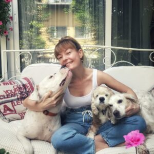 Özge Özder Instagram - Bildiğim uzun cümlelerin hiç birine sığdıramam seni..Acın sanki içimden hiç çıkmayacak bir cam kırığı gibi, ve sonsuzlukta sallanan bir sarkaç gibi kalbimden mideme, midemden kalbime savrulup duruyor.Aklım ikna olmuyor  yokluğuna..Dile kolay 16 sene…
Gidişinle benliğimde bir çağ kapandı benim için. Oysa daha dün gibi koynumda eve gelişin.
Sen benim para vererek aldığım tek köpektin.. Seni bir vitrinde hasta halinle sergiliyorlardı umarsızca,satabilmek için. Tedavi ettirmeye yanaşmayıp bana da izin vermeyen o satıcının elinden biri satın alıp kurtarır mı seni diye her gün kontrol ettim seni ben. Sen benim hayatımda gördüğüm en güzel bebek köpektin..Seni alamazdım çünkü o zamanlar sokaktan bana gelen Dori vardı baktığım ve kanser hastası haliyle 9 yavru hediye etmişti bize. Bir de goldenımız Barok derken 11 köpekle mümkünsüzdü benim olman. Ama görüyordum her gün daha da kötüye gidiyordun o vitrinde göz göre göre.. Bana “biz tedavi ettirmiyoruz aldığımız üreticiye geri veriyoruz, onlar tedavi edip belki damızlık olarak kullanırlar ama bunun çilleri var, secereli ırk üretemezler bundan, çünkü lekesiz olması lazım, yani bu çilleri defo gibi düşün abla, muhtemelen üretim fazlası olur bu!” dedikleri gün karar verdim seni alıp o kusur saydıkları çilleri her Allah’ın günü öpmeye..Ve bu sisteme elimden geldiğince dur demeye..Dolar üzerinden sattılar seni bana, o kafesten çıkıp mutluluktan deli olduğun anı ömrüm oldukça hatırlayacağım. 11 köpeğe ek olarak o soğukta koynumda satın aldığım bir yavruyla eve dönüşümü de! Veterinere koştum hemen, bana “ hep hasta köpeklere baktın ama artık senin de bir yüzün gülsün, sağlıklı bir bebek bul kendine ne olur, yaşamaz bu çocuk“ dedi veteriner. Evimizde kansere yenilmek üzere ve yeni anne bir köpek vardı. Sen de hastaydın ve ben her gün morale ihtiyacım olduğundan Beatles plakları dinliyordum durmaksızın. Bir süre öleceğinden korkup isim bile koyamadım ben sana, oysa kısa zamanda aynı şarkılarda benimle hoplar zıplar oldun ve ben adını tam da bu yüzden Beatles koydum. Kolumda dövme olarak taşıdığım “All you need is love” cümlesinin karşılığısın benim için. Kurduğum dernekte, hayvanlarla ilgili yaptığım her işte ilham kaynağımdın. ⬇️