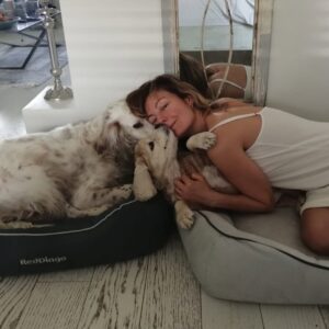 Özge Özder Instagram - Bildiğim uzun cümlelerin hiç birine sığdıramam seni..Acın sanki içimden hiç çıkmayacak bir cam kırığı gibi, ve sonsuzlukta sallanan bir sarkaç gibi kalbimden mideme, midemden kalbime savrulup duruyor.Aklım ikna olmuyor  yokluğuna..Dile kolay 16 sene…
Gidişinle benliğimde bir çağ kapandı benim için. Oysa daha dün gibi koynumda eve gelişin.
Sen benim para vererek aldığım tek köpektin.. Seni bir vitrinde hasta halinle sergiliyorlardı umarsızca,satabilmek için. Tedavi ettirmeye yanaşmayıp bana da izin vermeyen o satıcının elinden biri satın alıp kurtarır mı seni diye her gün kontrol ettim seni ben. Sen benim hayatımda gördüğüm en güzel bebek köpektin..Seni alamazdım çünkü o zamanlar sokaktan bana gelen Dori vardı baktığım ve kanser hastası haliyle 9 yavru hediye etmişti bize. Bir de goldenımız Barok derken 11 köpekle mümkünsüzdü benim olman. Ama görüyordum her gün daha da kötüye gidiyordun o vitrinde göz göre göre.. Bana “biz tedavi ettirmiyoruz aldığımız üreticiye geri veriyoruz, onlar tedavi edip belki damızlık olarak kullanırlar ama bunun çilleri var, secereli ırk üretemezler bundan, çünkü lekesiz olması lazım, yani bu çilleri defo gibi düşün abla, muhtemelen üretim fazlası olur bu!” dedikleri gün karar verdim seni alıp o kusur saydıkları çilleri her Allah’ın günü öpmeye..Ve bu sisteme elimden geldiğince dur demeye..Dolar üzerinden sattılar seni bana, o kafesten çıkıp mutluluktan deli olduğun anı ömrüm oldukça hatırlayacağım. 11 köpeğe ek olarak o soğukta koynumda satın aldığım bir yavruyla eve dönüşümü de! Veterinere koştum hemen, bana “ hep hasta köpeklere baktın ama artık senin de bir yüzün gülsün, sağlıklı bir bebek bul kendine ne olur, yaşamaz bu çocuk“ dedi veteriner. Evimizde kansere yenilmek üzere ve yeni anne bir köpek vardı. Sen de hastaydın ve ben her gün morale ihtiyacım olduğundan Beatles plakları dinliyordum durmaksızın. Bir süre öleceğinden korkup isim bile koyamadım ben sana, oysa kısa zamanda aynı şarkılarda benimle hoplar zıplar oldun ve ben adını tam da bu yüzden Beatles koydum. Kolumda dövme olarak taşıdığım “All you need is love” cümlesinin karşılığısın benim için. Kurduğum dernekte, hayvanlarla ilgili yaptığım her işte ilham kaynağımdın. ⬇️