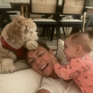 Özge Özder Instagram - Bildiğim uzun cümlelerin hiç birine sığdıramam seni..Acın sanki içimden hiç çıkmayacak bir cam kırığı gibi, ve sonsuzlukta sallanan bir sarkaç gibi kalbimden mideme, midemden kalbime savrulup duruyor.Aklım ikna olmuyor  yokluğuna..Dile kolay 16 sene…
Gidişinle benliğimde bir çağ kapandı benim için. Oysa daha dün gibi koynumda eve gelişin.
Sen benim para vererek aldığım tek köpektin.. Seni bir vitrinde hasta halinle sergiliyorlardı umarsızca,satabilmek için. Tedavi ettirmeye yanaşmayıp bana da izin vermeyen o satıcının elinden biri satın alıp kurtarır mı seni diye her gün kontrol ettim seni ben. Sen benim hayatımda gördüğüm en güzel bebek köpektin..Seni alamazdım çünkü o zamanlar sokaktan bana gelen Dori vardı baktığım ve kanser hastası haliyle 9 yavru hediye etmişti bize. Bir de goldenımız Barok derken 11 köpekle mümkünsüzdü benim olman. Ama görüyordum her gün daha da kötüye gidiyordun o vitrinde göz göre göre.. Bana “biz tedavi ettirmiyoruz aldığımız üreticiye geri veriyoruz, onlar tedavi edip belki damızlık olarak kullanırlar ama bunun çilleri var, secereli ırk üretemezler bundan, çünkü lekesiz olması lazım, yani bu çilleri defo gibi düşün abla, muhtemelen üretim fazlası olur bu!” dedikleri gün karar verdim seni alıp o kusur saydıkları çilleri her Allah’ın günü öpmeye..Ve bu sisteme elimden geldiğince dur demeye..Dolar üzerinden sattılar seni bana, o kafesten çıkıp mutluluktan deli olduğun anı ömrüm oldukça hatırlayacağım. 11 köpeğe ek olarak o soğukta koynumda satın aldığım bir yavruyla eve dönüşümü de! Veterinere koştum hemen, bana “ hep hasta köpeklere baktın ama artık senin de bir yüzün gülsün, sağlıklı bir bebek bul kendine ne olur, yaşamaz bu çocuk“ dedi veteriner. Evimizde kansere yenilmek üzere ve yeni anne bir köpek vardı. Sen de hastaydın ve ben her gün morale ihtiyacım olduğundan Beatles plakları dinliyordum durmaksızın. Bir süre öleceğinden korkup isim bile koyamadım ben sana, oysa kısa zamanda aynı şarkılarda benimle hoplar zıplar oldun ve ben adını tam da bu yüzden Beatles koydum. Kolumda dövme olarak taşıdığım “All you need is love” cümlesinin karşılığısın benim için. Kurduğum dernekte, hayvanlarla ilgili yaptığım her işte ilham kaynağımdın. ⬇️