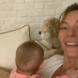 Özge Özder Instagram - Bildiğim uzun cümlelerin hiç birine sığdıramam seni..Acın sanki içimden hiç çıkmayacak bir cam kırığı gibi, ve sonsuzlukta sallanan bir sarkaç gibi kalbimden mideme, midemden kalbime savrulup duruyor.Aklım ikna olmuyor  yokluğuna..Dile kolay 16 sene…
Gidişinle benliğimde bir çağ kapandı benim için. Oysa daha dün gibi koynumda eve gelişin.
Sen benim para vererek aldığım tek köpektin.. Seni bir vitrinde hasta halinle sergiliyorlardı umarsızca,satabilmek için. Tedavi ettirmeye yanaşmayıp bana da izin vermeyen o satıcının elinden biri satın alıp kurtarır mı seni diye her gün kontrol ettim seni ben. Sen benim hayatımda gördüğüm en güzel bebek köpektin..Seni alamazdım çünkü o zamanlar sokaktan bana gelen Dori vardı baktığım ve kanser hastası haliyle 9 yavru hediye etmişti bize. Bir de goldenımız Barok derken 11 köpekle mümkünsüzdü benim olman. Ama görüyordum her gün daha da kötüye gidiyordun o vitrinde göz göre göre.. Bana “biz tedavi ettirmiyoruz aldığımız üreticiye geri veriyoruz, onlar tedavi edip belki damızlık olarak kullanırlar ama bunun çilleri var, secereli ırk üretemezler bundan, çünkü lekesiz olması lazım, yani bu çilleri defo gibi düşün abla, muhtemelen üretim fazlası olur bu!” dedikleri gün karar verdim seni alıp o kusur saydıkları çilleri her Allah’ın günü öpmeye..Ve bu sisteme elimden geldiğince dur demeye..Dolar üzerinden sattılar seni bana, o kafesten çıkıp mutluluktan deli olduğun anı ömrüm oldukça hatırlayacağım. 11 köpeğe ek olarak o soğukta koynumda satın aldığım bir yavruyla eve dönüşümü de! Veterinere koştum hemen, bana “ hep hasta köpeklere baktın ama artık senin de bir yüzün gülsün, sağlıklı bir bebek bul kendine ne olur, yaşamaz bu çocuk“ dedi veteriner. Evimizde kansere yenilmek üzere ve yeni anne bir köpek vardı. Sen de hastaydın ve ben her gün morale ihtiyacım olduğundan Beatles plakları dinliyordum durmaksızın. Bir süre öleceğinden korkup isim bile koyamadım ben sana, oysa kısa zamanda aynı şarkılarda benimle hoplar zıplar oldun ve ben adını tam da bu yüzden Beatles koydum. Kolumda dövme olarak taşıdığım “All you need is love” cümlesinin karşılığısın benim için. Kurduğum dernekte, hayvanlarla ilgili yaptığım her işte ilham kaynağımdın. ⬇️