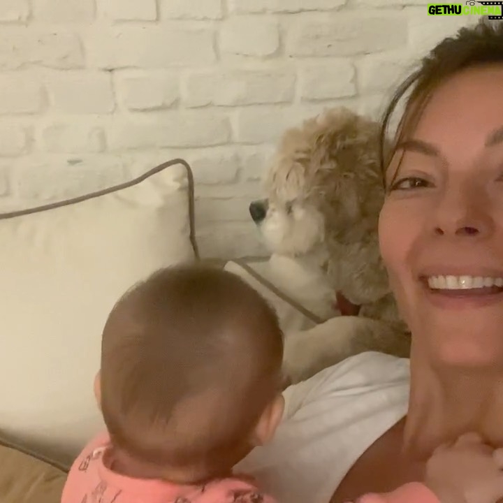 Özge Özder - 66.3K Likes - Bildiğim uzun cümlelerin hiç birine sığdıramam seni..Acın sanki içimden hiç çıkmayacak bir cam kırığı gibi, ve sonsuzlukta sallanan bir sarkaç gibi kalbimden mideme, midemden kalbime savrulup duruyor.Aklım ikna olmuyor  yokluğuna..Dile kolay 16 sene…
Gidişinle benliğimde bir çağ kapandı benim için. Oysa daha dün gibi koynumda eve gelişin.
Sen benim para vererek aldığım tek köpektin.. Seni bir vitrinde hasta halinle sergiliyorlardı umarsızca,satabilmek için. Tedavi ettirmeye yanaşmayıp bana da izin vermeyen o satıcının elinden biri satın alıp kurtarır mı seni diye her gün kontrol ettim seni ben. Sen benim hayatımda gördüğüm en güzel bebek köpektin..Seni alamazdım çünkü o zamanlar sokaktan bana gelen Dori vardı baktığım ve kanser hastası haliyle 9 yavru hediye etmişti bize. Bir de goldenımız Barok derken 11 köpekle mümkünsüzdü benim olman. Ama görüyordum her gün daha da kötüye gidiyordun o vitrinde göz göre göre.. Bana “biz tedavi ettirmiyoruz aldığımız üreticiye geri veriyoruz, onlar tedavi edip belki damızlık olarak kullanırlar ama bunun çilleri var, secereli ırk üretemezler bundan, çünkü lekesiz olması lazım, yani bu çilleri defo gibi düşün abla, muhtemelen üretim fazlası olur bu!” dedikleri gün karar verdim seni alıp o kusur saydıkları çilleri her Allah’ın günü öpmeye..Ve bu sisteme elimden geldiğince dur demeye..Dolar üzerinden sattılar seni bana, o kafesten çıkıp mutluluktan deli olduğun anı ömrüm oldukça hatırlayacağım. 11 köpeğe ek olarak o soğukta koynumda satın aldığım bir yavruyla eve dönüşümü de! Veterinere koştum hemen, bana “ hep hasta köpeklere baktın ama artık senin de bir yüzün gülsün, sağlıklı bir bebek bul kendine ne olur, yaşamaz bu çocuk“ dedi veteriner. Evimizde kansere yenilmek üzere ve yeni anne bir köpek vardı. Sen de hastaydın ve ben her gün morale ihtiyacım olduğundan Beatles plakları dinliyordum durmaksızın. Bir süre öleceğinden korkup isim bile koyamadım ben sana, oysa kısa zamanda aynı şarkılarda benimle hoplar zıplar oldun ve ben adını tam da bu yüzden Beatles koydum. Kolumda dövme olarak taşıdığım “All you need is love” cümlesinin karşılığısın benim için. Kurduğum dernekte, hayvanlarla ilgili yaptığım her işte ilham kaynağımdın. ⬇️