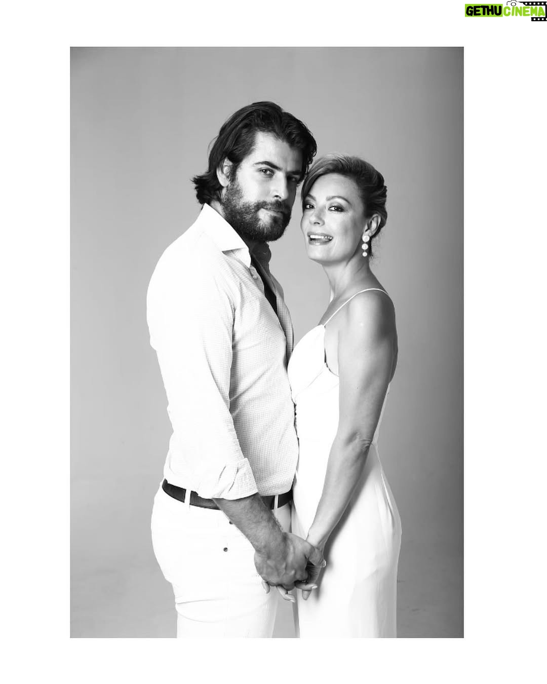 Özge Özder - 31.8K Likes - 7. yıldan bildiriyorum, seni ilk günden bu güne katlanarak her gün çok daha fazla seviyorum… Yüzümüze eklenen her bir çizgide, kızımızın günden güne büyüyüp güzelleşen suretinde , gülüşünde hep sen varsın… Şükür ki bu hayatta ki en güzel karşılaşmam, hatta hayatla uzlaşmam, huzur ve neşe kaynağımsın.. Ay perisi kızımın biricik ve romantik , hassas kalpli babasısın.. Sen olmasan, bu aşkta ısrarın, inadın ve dünyaya meydan okuyacak kadar büyük inancın olmasa ne biz biz olurduk, ne de kızımız Luna.. İyi ki tutmuşum elini, iyi ki güvenmişim sana ve iyi ki gelmişim arkandan.. Dünyaya kocaman bir nanik yaparak yaşayacağımız nice mutlu mesut yıllaraa… 🫧🤍 Seni seviyorum @sinanguleryuzofficial #happyaniversary❤️